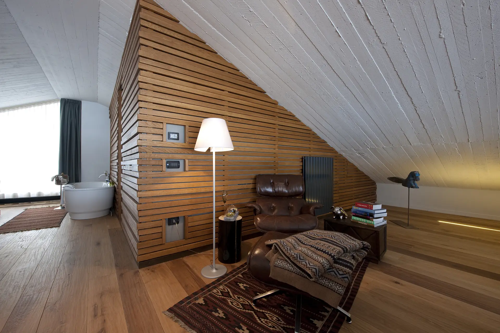 Angolo In Legno A Listarelle